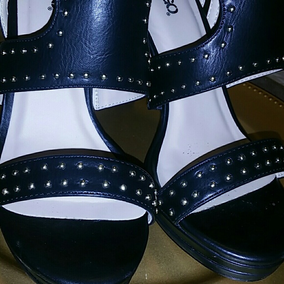 MINT Gold Stud Sandal Platform Heels - Picture 4 of 7